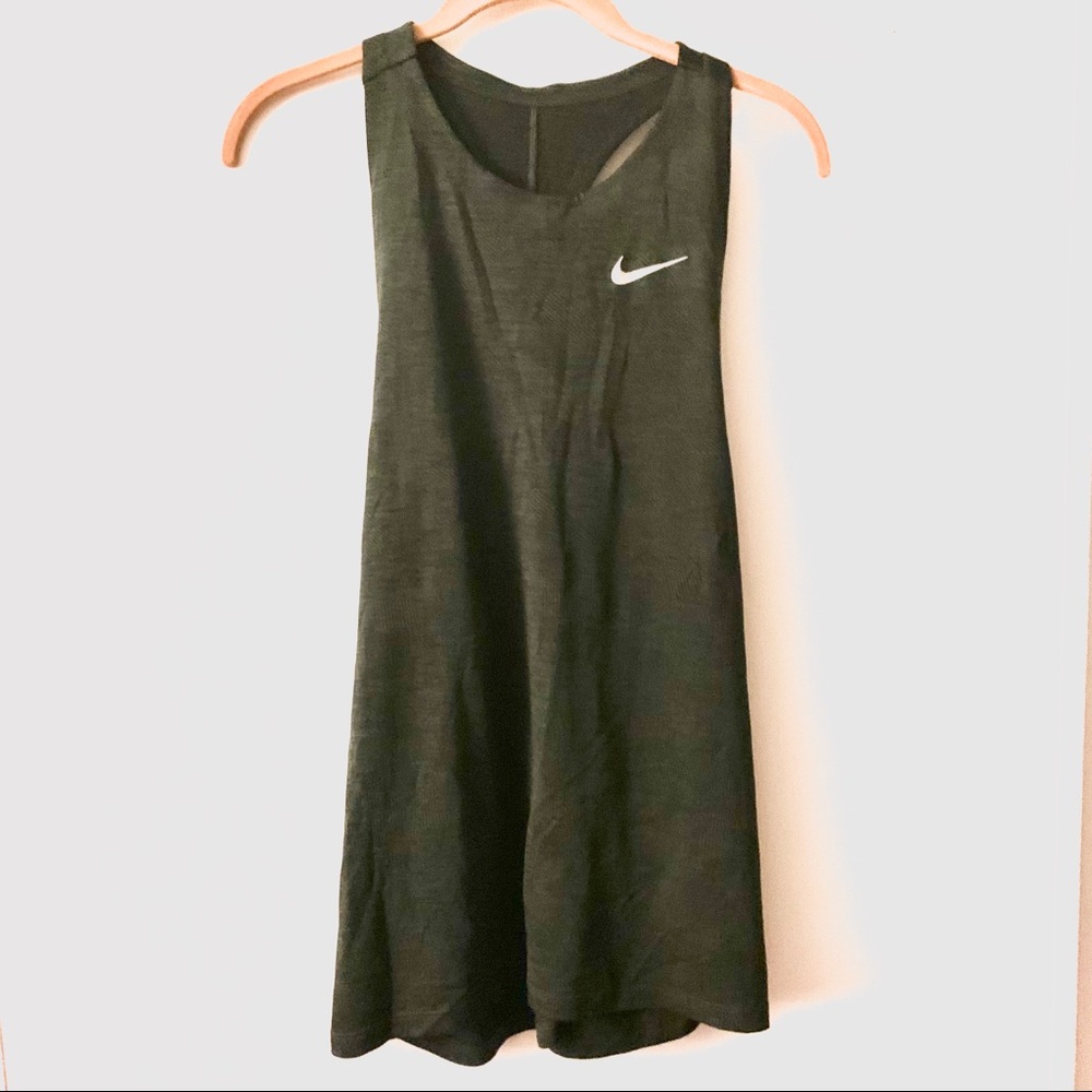⛱ Nike tank